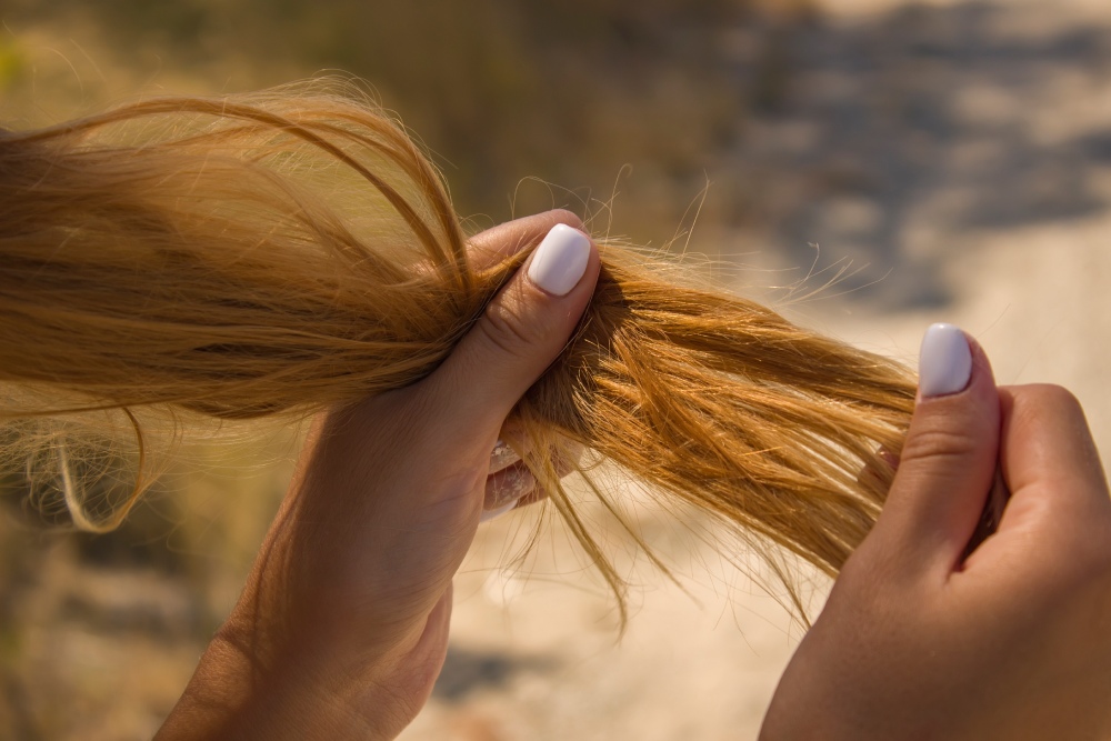 ako rozpoznať poškodené vlasy príčiny 